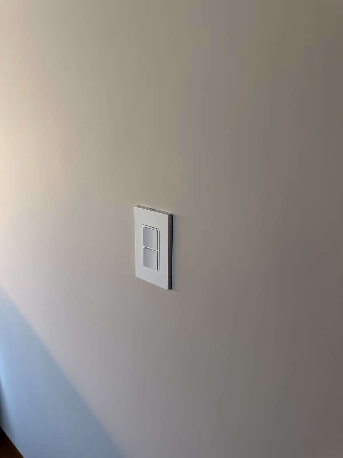 Casa ER - Donde la iluminación no requería automatización, apagadores sin tornillos que desaparecen en el muro.
