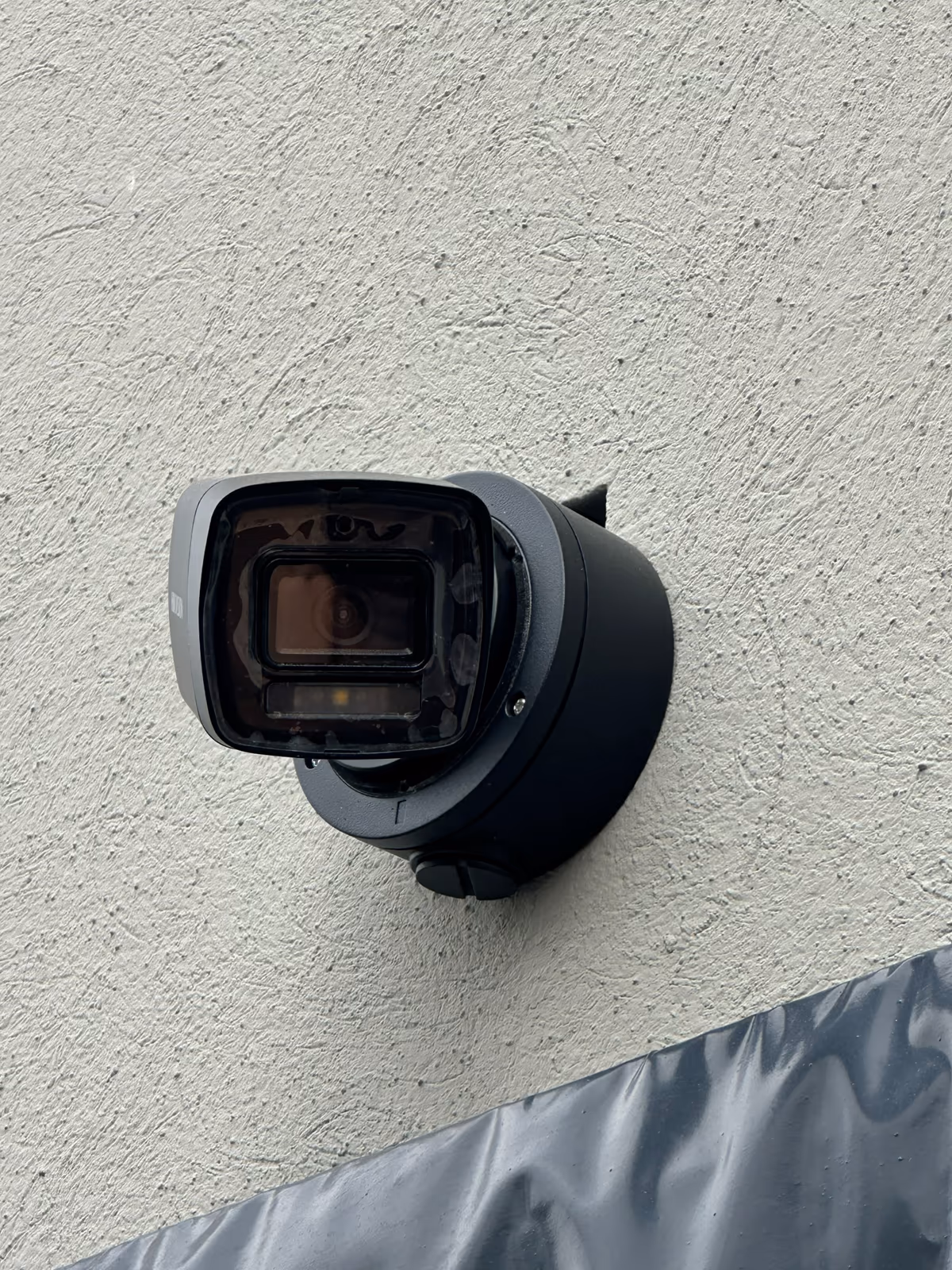 Casa ER - Cámara bullet Hikvision ColorVu en acabado negro sobre aplanado texturizado.