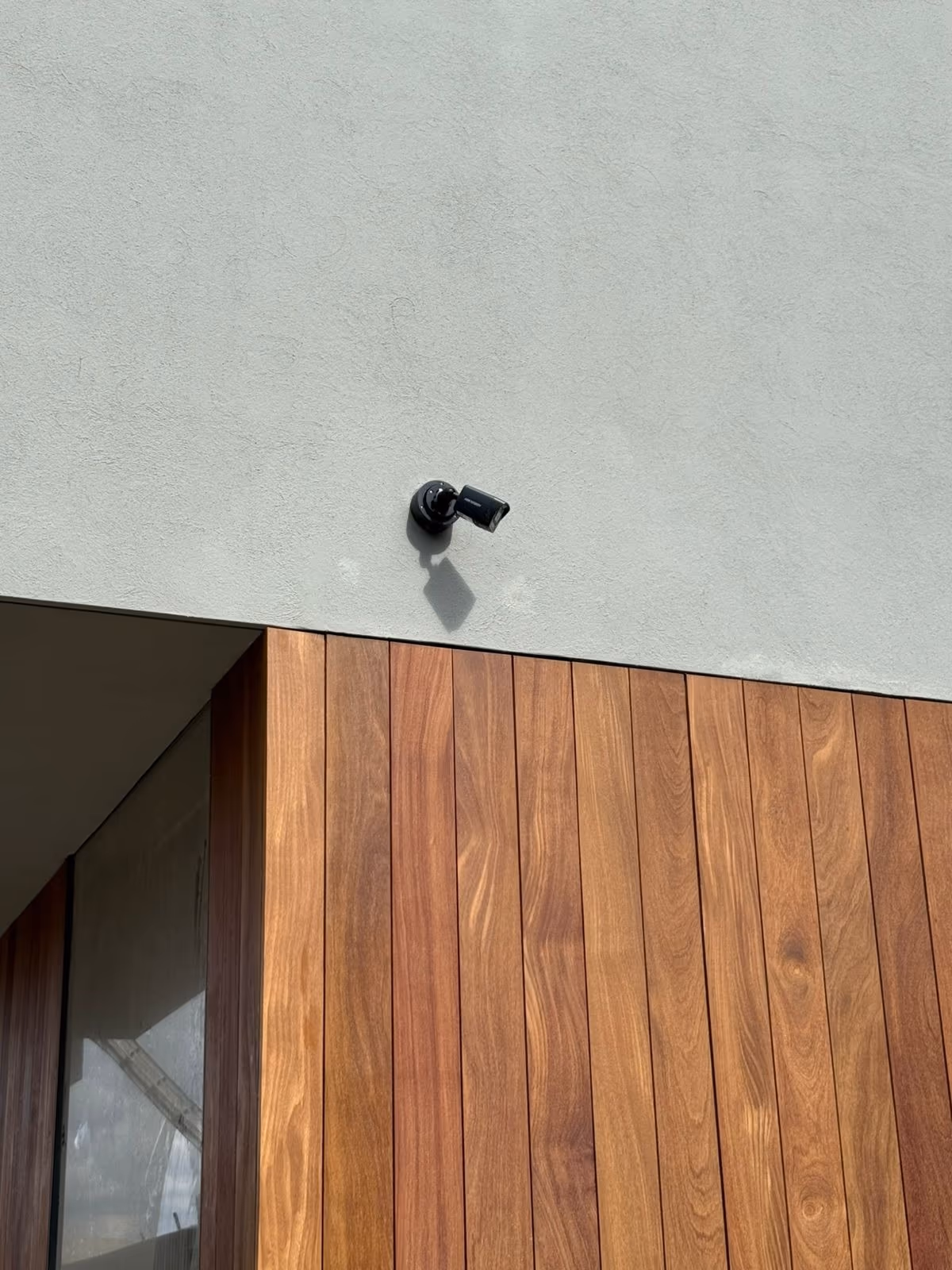 Casa ER - Cámara ubicada en la junta entre el aplanado y la madera para minimizar su presencia visual.