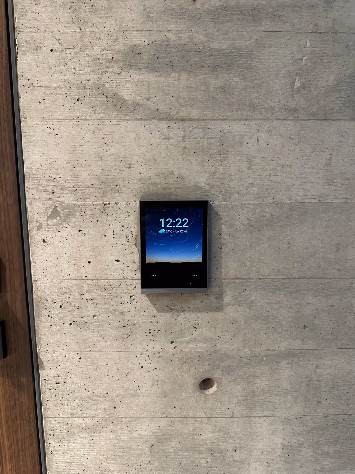 Casa ER - Panel de pared Akubela HyPanel montado a ras sobre concreto aparente para controlar escenas de iluminación y clima.
