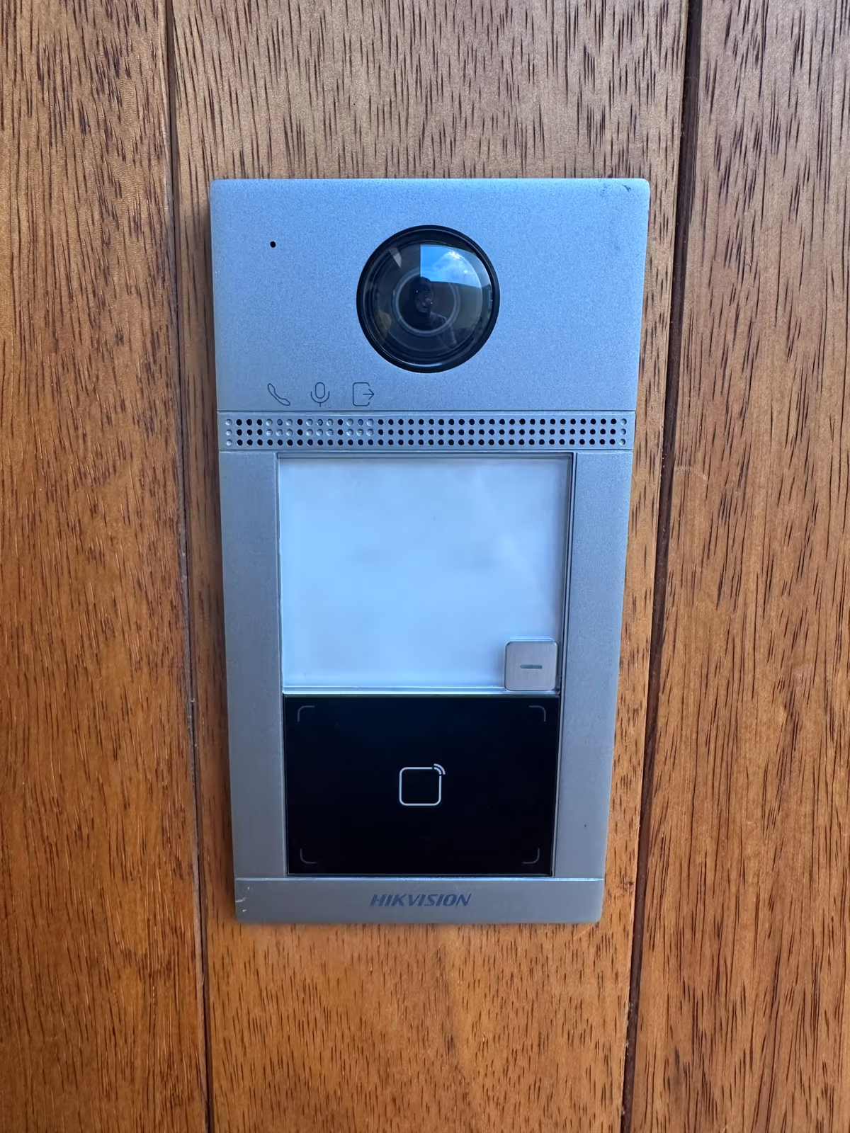 Casa ER - Detalle del videoportero de villa con cámara gran angular y lector de tarjetas para control de acceso.