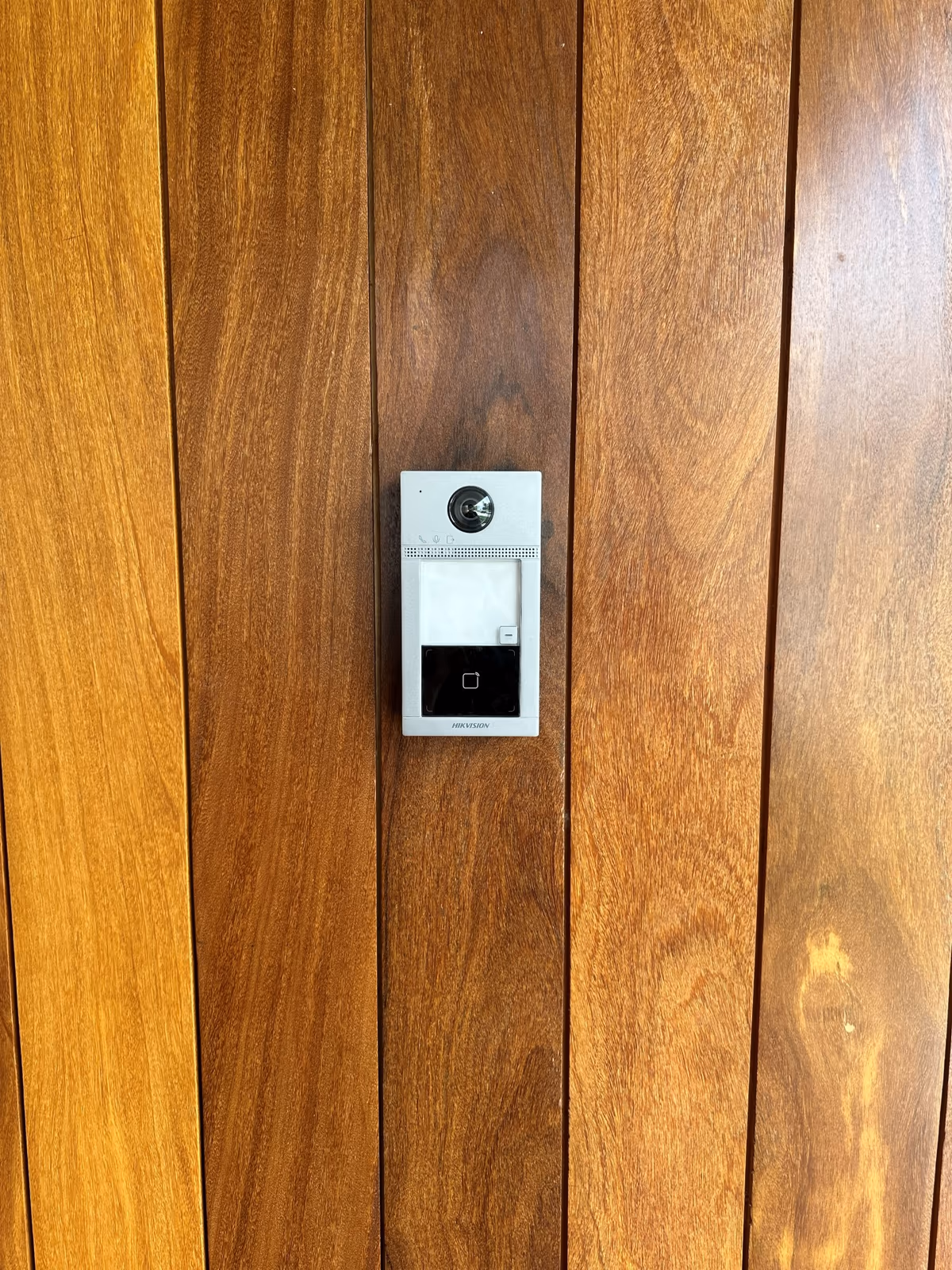 Casa ER - Videoportero IP Hikvision empotrado en el muro de madera del acceso principal.