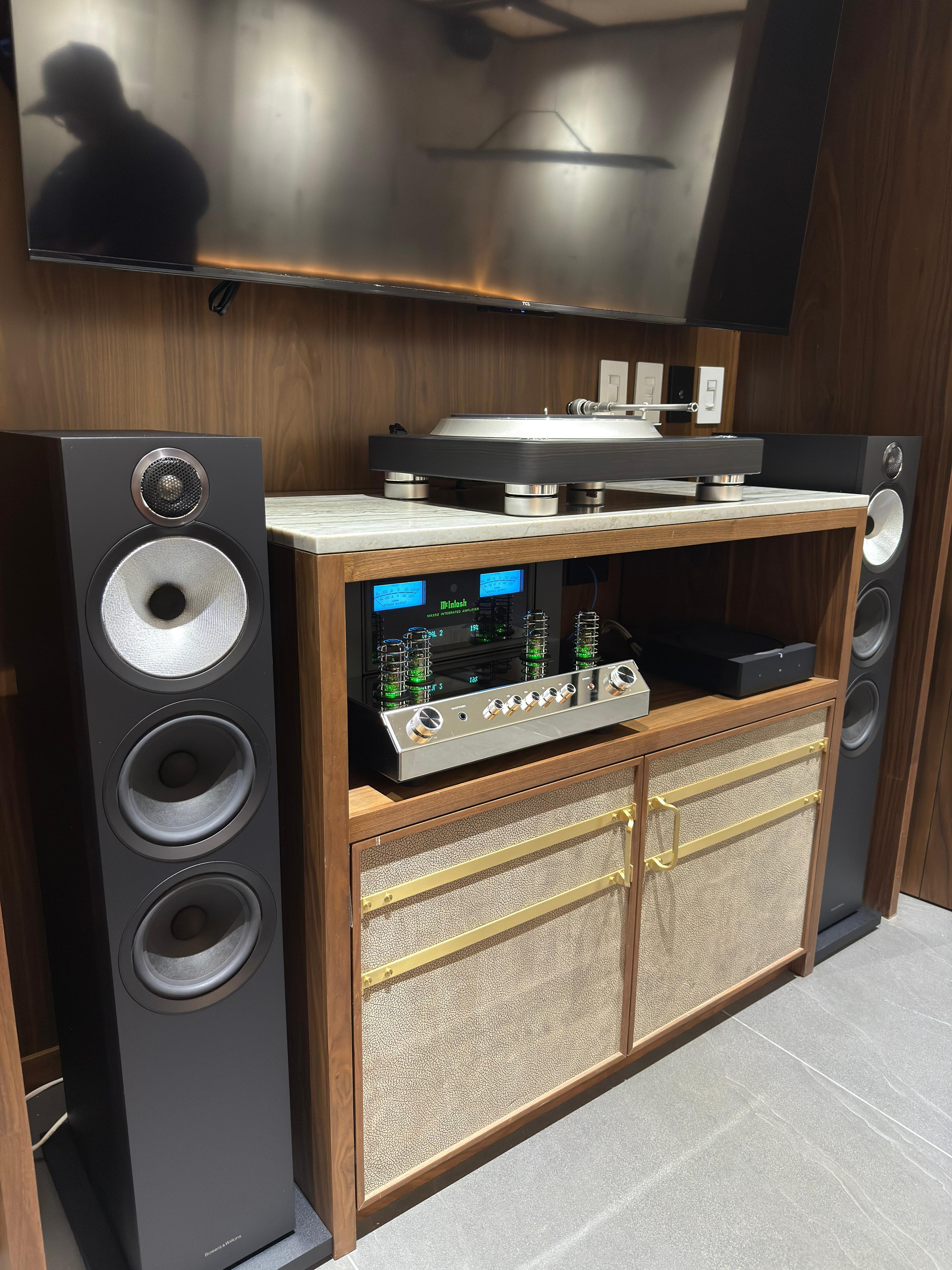 Salón de Audio VM - Amplificador híbrido McIntosh MA352 y tornamesa Denon DP-3000NE en operación.